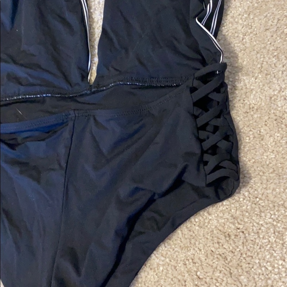 Subdued one piece bikini - Picture 5 of 5